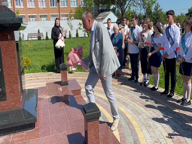 Возложение цветов..